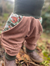 Lade das Bild in den Galerie-Viewer, CORDNICKY-HOSE HASELNUSS SCHLAFENDE TIERE
