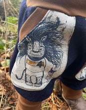 Lade das Bild in den Galerie-Viewer, WOLLWALK-HOSE DUNKELBLAU FUSSBALLFREUNDE