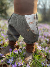Lade das Bild in den Galerie-Viewer, MUSSELIN-HOSE KHAKI WALDTIERE