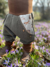 Lade das Bild in den Galerie-Viewer, MUSSELIN-HOSE KHAKI WALDTIERE