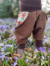 Lade das Bild in den Galerie-Viewer, MUSSELIN-HOSE BRAUN SCHLAFENDE TIERKINDER