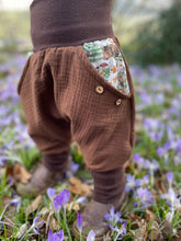 Lade das Bild in den Galerie-Viewer, MUSSELIN-HOSE BRAUN SCHLAFENDE TIERKINDER
