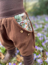 Lade das Bild in den Galerie-Viewer, MUSSELIN-HOSE BRAUN SCHLAFENDE TIERKINDER