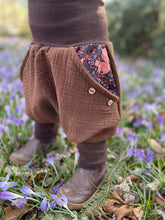 Lade das Bild in den Galerie-Viewer, MUSSELIN-HOSE BRAUN BOHO EICHHÖRNCHEN