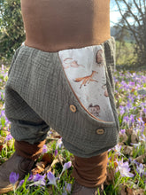 Lade das Bild in den Galerie-Viewer, MUSSELIN-HOSE KHAKI WALDTIERE