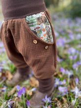 Lade das Bild in den Galerie-Viewer, MUSSELIN-HOSE BRAUN SCHLAFENDE TIERKINDER