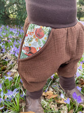 Lade das Bild in den Galerie-Viewer, MUSSELIN-HOSE BRAUN SCHLAFENDE TIERKINDER
