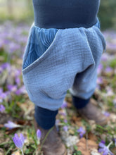 Lade das Bild in den Galerie-Viewer, MUSSELIN-HOSE HELLBLAU BLUMENMUSTER