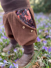 Lade das Bild in den Galerie-Viewer, MUSSELIN-HOSE BRAUN BOHO EICHHÖRNCHEN