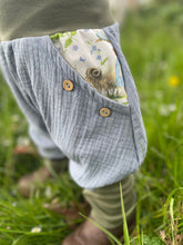 Lade das Bild in den Galerie-Viewer, MUSSELIN-HOSE HELLBLAU EINHORNSCHAF