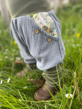 Lade das Bild in den Galerie-Viewer, MUSSELIN-HOSE HELLBLAU EINHORNSCHAF
