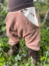 Lade das Bild in den Galerie-Viewer, CORDNICKY-HOSE HASELNUSS ROTKEHLCHEN