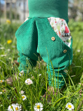 Lade das Bild in den Galerie-Viewer, CORDNICKY-HOSE FLASCHENGRÜN ERNTEZEIT