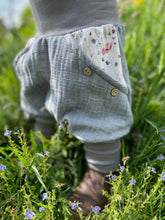 Lade das Bild in den Galerie-Viewer, MUSSELIN-HOSE GRAU BLUMENWIESE