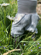 Lade das Bild in den Galerie-Viewer, MUSSELIN-HOSE GRAU BLUMENWIESE