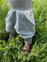 Lade das Bild in den Galerie-Viewer, MUSSELIN-HOSE GRAU BLUMENWIESE