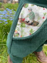 Lade das Bild in den Galerie-Viewer, MUSSELIN-HOSE WALDGRÜN ERNTEZEIT