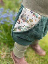 Lade das Bild in den Galerie-Viewer, MUSSELIN-HOSE WALDGRÜN KÜRBIS ELFE