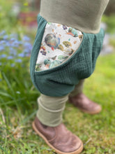 Lade das Bild in den Galerie-Viewer, MUSSELIN-HOSE WALDGRÜN KÜRBIS ELFE