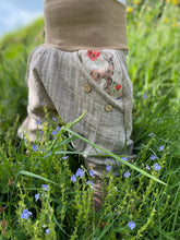 Lade das Bild in den Galerie-Viewer, MUSSELIN-HOSE NATUR MELIERT REHWIESE