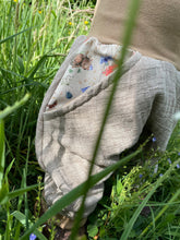 Lade das Bild in den Galerie-Viewer, MUSSELIN-HOSE NATUR MELIERT REHWIESE