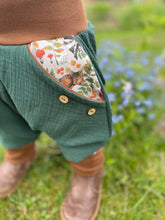 Lade das Bild in den Galerie-Viewer, MUSSELIN-HOSE WALDGRÜN SCHLAFENDE TIERE