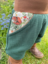 Lade das Bild in den Galerie-Viewer, MUSSELIN-HOSE WALDGRÜN SCHLAFENDE TIERE
