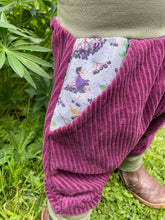 Lade das Bild in den Galerie-Viewer, CORDNICKY-HOSE BEERE HOLUNDERELFE