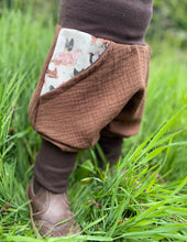 Lade das Bild in den Galerie-Viewer, MUSSELIN-HOSE BRAUN BAUERNHOFTIERE