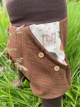 Lade das Bild in den Galerie-Viewer, MUSSELIN-HOSE BRAUN BAUERNHOFTIERE