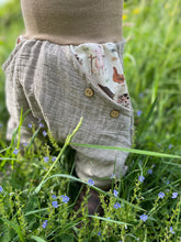 Lade das Bild in den Galerie-Viewer, MUSSELIN-HOSE NATUR BAUERNHOFTIERE