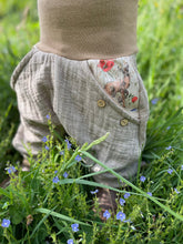 Lade das Bild in den Galerie-Viewer, MUSSELIN-HOSE NATUR MELIERT REHWIESE