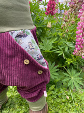 Lade das Bild in den Galerie-Viewer, CORDNICKY-HOSE BEERE HOLUNDERELFE