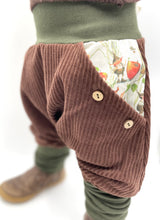 Lade das Bild in den Galerie-Viewer, Hose für Kinder und Babys Cord Braun mit Bertie Pomm Taschen