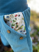 Lade das Bild in den Galerie-Viewer, CORDNICKY-HOSE PETROL KLAUS SAUSEBRAUS