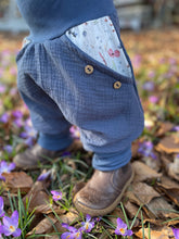Lade das Bild in den Galerie-Viewer, MUSSELIN-HOSE JEANSBLAU SOMMERWIESE