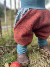 Lade das Bild in den Galerie-Viewer, WOLLWALK-HOSE ROST BLUMEN MUSTER
