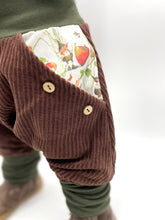 Lade das Bild in den Galerie-Viewer, CORDNICKY-HOSE BRAUN/KHAKI BERTIE POM