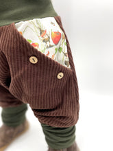 Lade das Bild in den Galerie-Viewer, Hose für Kinder und Babys Cord Braun mit Bertie Pomm Taschen
