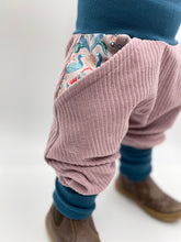 Lade das Bild in den Galerie-Viewer, CORDNICKY-HOSE ALTROSA PFAU