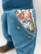 Lade das Bild in den Galerie-Viewer, CORDNICKY-HOSE PETROL PFAU