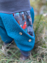 Lade das Bild in den Galerie-Viewer, WOLLWALK-HOSE PETROL WALDTIERE