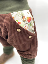 Lade das Bild in den Galerie-Viewer, Hose für Kinder und Babys Cord Braun mit Bertie Pomm Taschen