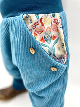 Lade das Bild in den Galerie-Viewer, CORDNICKY-HOSE PETROL PFAU