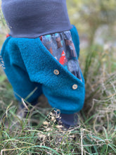 Lade das Bild in den Galerie-Viewer, WOLLWALK-HOSE PETROL WALDTIERE