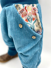 Lade das Bild in den Galerie-Viewer, CORDNICKY-HOSE PETROL PFAU