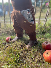 Lade das Bild in den Galerie-Viewer, CORDNICKY-HOSE HELLBRAUN PINGUINE