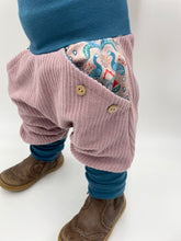 Lade das Bild in den Galerie-Viewer, CORDNICKY-HOSE ALTROSA PFAU