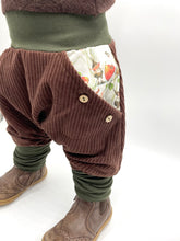 Lade das Bild in den Galerie-Viewer, Hose für Kinder und Babys Cord Braun mit Bertie Pomm Taschen