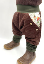 Lade das Bild in den Galerie-Viewer, Hose für Kinder und Babys Cord Braun mit Bertie Pomm Taschen
